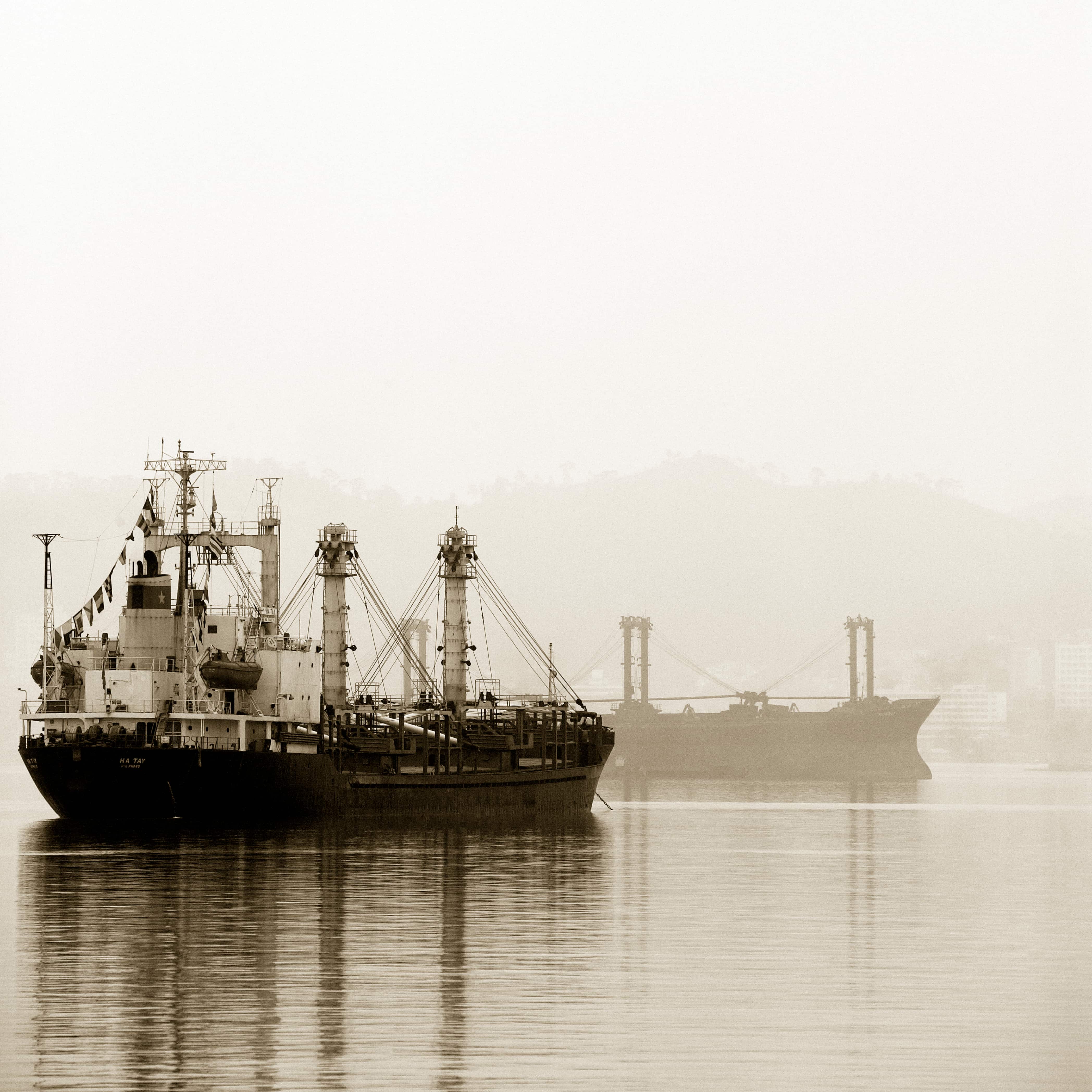 Pantallas digitales y sistemas automatizados en un puerto, simbolizando la digitalización en la gestión del shipping management marítimo