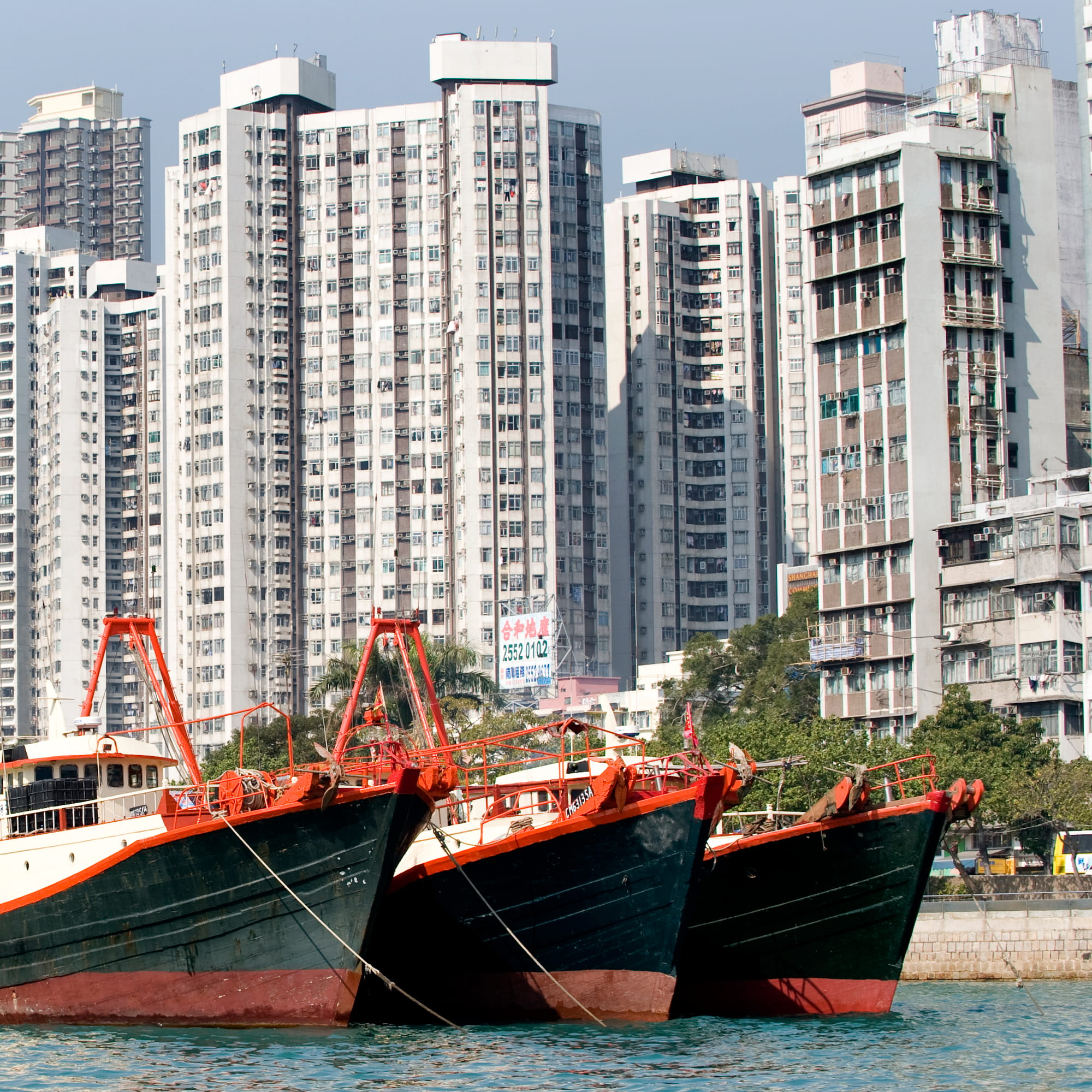 Barcos de carga y contenedores en un puerto moderno, representando servicios de shipping management y logística internacional